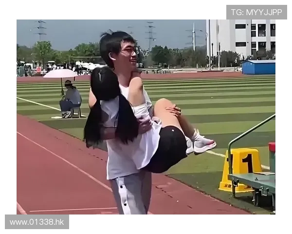 爱情囧囧事：那些让人笑出腹肌的恋爱瞬间